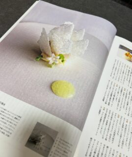 料理王国8月号「スイーツの教科書 by 大森由紀子」にてご紹介いただきました。
大森由紀子先生のご著書の中から「ガレット・ブレッサンヌ」を選び、料理人の視点で新たに再構築するという企画で創作したお菓子に、先生が「フルール・ド・ブレッサンヌ」と素敵な名前をつけてくださいました。

大森先生はとても気さくな方で、撮影もあっという間の時間でした。大変貴重な機会をいただき、心より感謝申し上げます。

ぜひ皆様にもご覧いただければ幸いです。

#大森由紀子 
#スイーツの教科書 
#ガレットブレッサンヌ 
#フルールドブレッサンヌ
#galettebressane 
#thekitanohoteltokyo 
#relaischateaux 
#laliste1000
#ザキタノホテル東京 
#料理王国 
#加茂健