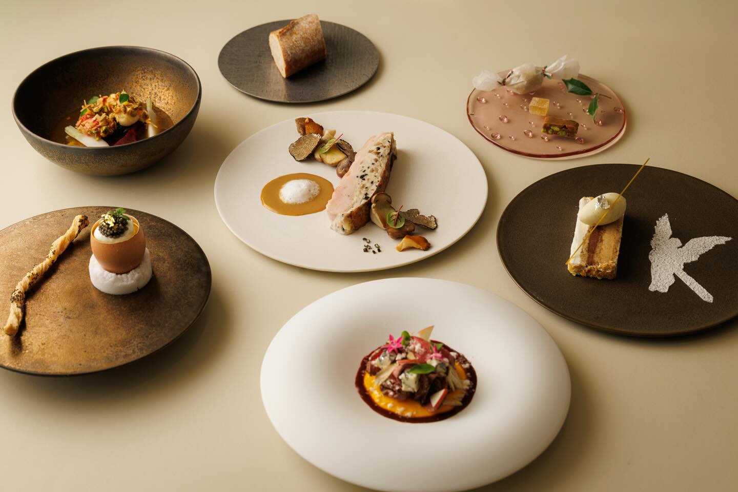 一年の締めくくりにふさわしい、心も身体もあたたまるクリスマスメニューのご紹介です。
旬の食材を生かしたロランジュリー光庵らしいフランス料理に昇華しております。
皆さまの Noël が、記憶に残る一夜となりますように。
#menunoël 
#thekitanohoteltokyo
#lorangeriekohan
#relaischateaux