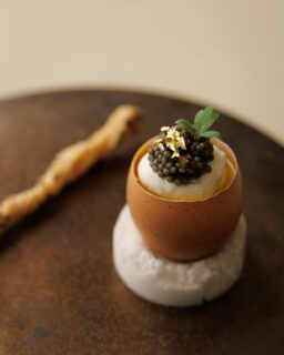 [ Menu de Noël Spécial ] ザ・キタノホテル東京の2階にございますダイニングレストラン、#オランジュリー光庵 でのクリスマスコースのご紹介です。

この冬のクリスマスは、聖夜のムードにふさわしい季節感たっぷりの取り合わせ。
いちご入りのシャンパンなど、お選びいただけるファーストドリンクをセットにした充実のコースです🥂

記憶に残る、特別な夜をお過ごしください。
______________________

期間：2025年12月20日（土）～12月25日 (木)

[メニュー]*ランチ・ディナー同様

❄️Neige：お肉orお魚をお選びいただくコース....16,000円（全6皿）

⭐️Etoile：お肉＆お魚もどちらもお楽しみいただけるコース.....22,000円
（全7皿）

🥂選べるファーストドリンク付き
（いちご入りシャンパン🍓、オリジナルカクテル、ノンアルコールあり）

*価格は消費税込み、別途サービス料15%を頂戴いたします。
*その他詳細は公式サイトよりご覧ください。
https://www.kitanohotel.co.jp/tokyo/topics/xmas2501/

……………………………………
12月20日～25日のクリスマス期間は通常営業と異なり、ランチ・ディナー共に休まず営業いたします。
……………………………………

🎄
L'Orangerie Koh-an — Christmas Special Course "Menu de Noël Spécial"

This year's Christmas dinner features a beautifully seasonal selection designed to match the magic of the holiday season.

Each course includes a first drink of your choice, such as champagne with strawberries, to set the tone for a memorable evening🥂

Executive Chef Ken Kamo and our team look forward to welcoming you with heartfelt hospitality.

May your Christmas night be warm, joyful, and unforgettable🕯️

______________________

< Menu Details >

Dates: December 20 (Sat) - December 25 (Thu), 2025
Lunch & Dinner (same menu)

①"Neige" - Choice of fish or meat .....…*¥16,000 (6 courses)
② "Étoile" - Enjoy both fish and meat ......... *¥22,000 (7 courses)

Includes a complimentary first drink (champagne with strawberries, original cocktails, or non-alcoholic options)

*Prices include tax; 15% service charge applies.
*For full details, please visit our official website.

From December 2025, we will be open every day for both lunch and dinner during the Christmas period. 

*More details available on our official website. 
https://www.kitanohotel.co.jp/tokyo/topics/xmas2501/

@the_kitano_hotel_tokyo 
@chef_takeshikamo 

#ザキタノホテル東京 
#オランジュリー光庵 
#クリスマスメニュー2025 
#東京 
#千代田区グルメ 
#加茂健 
#thekitanohoteltokyo
#lorangeriekohan
#relaischateaux 
#laliste1000 
#menudenoel 
#christmasmenu
#tokyo 
#japan
#takeshikamo
#