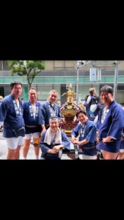 山王祭に参加し、人生で初めて神輿を担がせていただきました！

江戸三大祭の一つに参加できたことは大変貴重な経験で、地域の皆さまの熱気と伝統の重みを肌で感じ、忘れられない一日に。

料理もお祭りも、人が集い、想いを繋ぎ、次の世代へ受け継いでいくものだと感じます。

#山王祭 
#日枝神社 
#江戸三大祭 
#神輿 
#東京