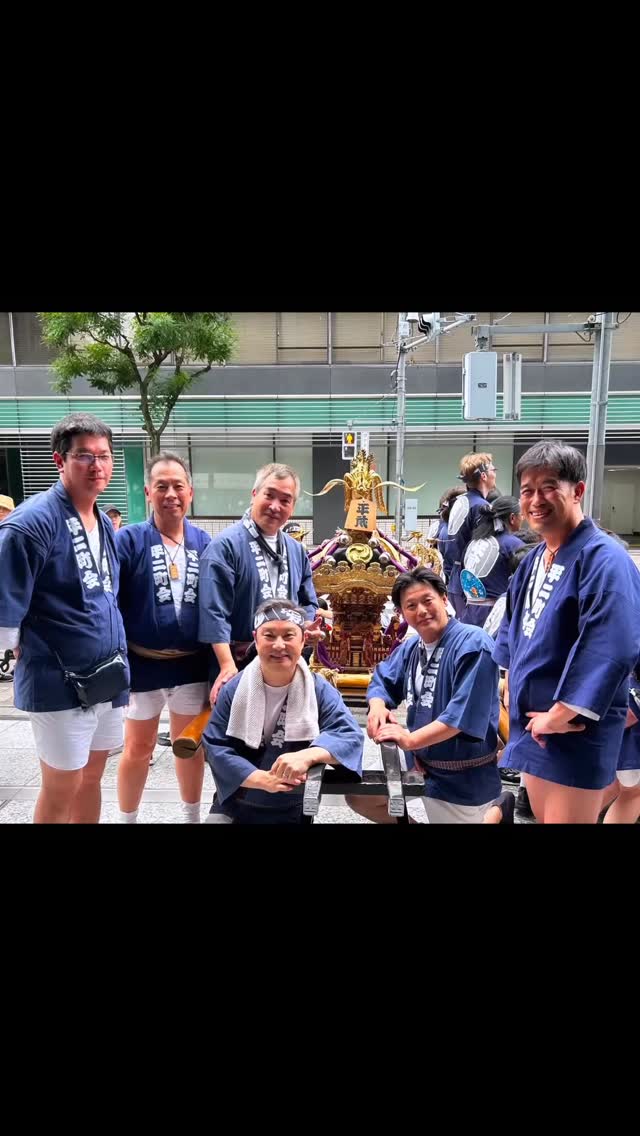 山王祭に参加し、人生で初めて神輿を担がせていただきました!
江戸三大祭の一つに参加できたことは大変貴重な経験で、地域の皆さまの熱気と伝統の重みを肌で感じ、忘れられない一日に。
料理もお祭りも、人が集い、想いを繋ぎ、次の世代へ受け継いでいくものだと感じます。
#山王祭
#日枝神社
#江戸三大祭
#神輿
#東京