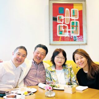 私が料理の道に入った頃、銀座レカンでお世話になった憧れの大先輩、小山シェフと大好きなマダムの貴子さんが、#オランジュリー光庵 にお越しくださいました。
現在、小山シェフご夫妻は横浜・関内の #ストラスヴァリウス のオーナーとしてご活躍されています。
当時の私は洗い場から入り、毎日ひたすら鍋を洗い、先輩方の仕事を見て学び、何事も諦めず一歩ずつ前へ進んできました。料理の技術はもちろん、料理人としての姿勢や人として大切なことなど、今の自分の土台となる多くのことを学ばせていただいた場所です。
小山夫妻に連れて行っていただいた懐かしいスキー旅行の思い出(今となっては笑い話もたくさん)、話は尽きることなく、本当に温かく、幸せな時間を過ごさせていただきました。
「初心忘るべからず」
料理の道を歩み続ける中で、原点を思い出させていただけるような一日でした。
こうして今も変わらず応援してくださることに、心から感謝しています。
本当にありがとうございます。
#frenchcuisine
#the_kitano_hotel_tokyo
#加茂健